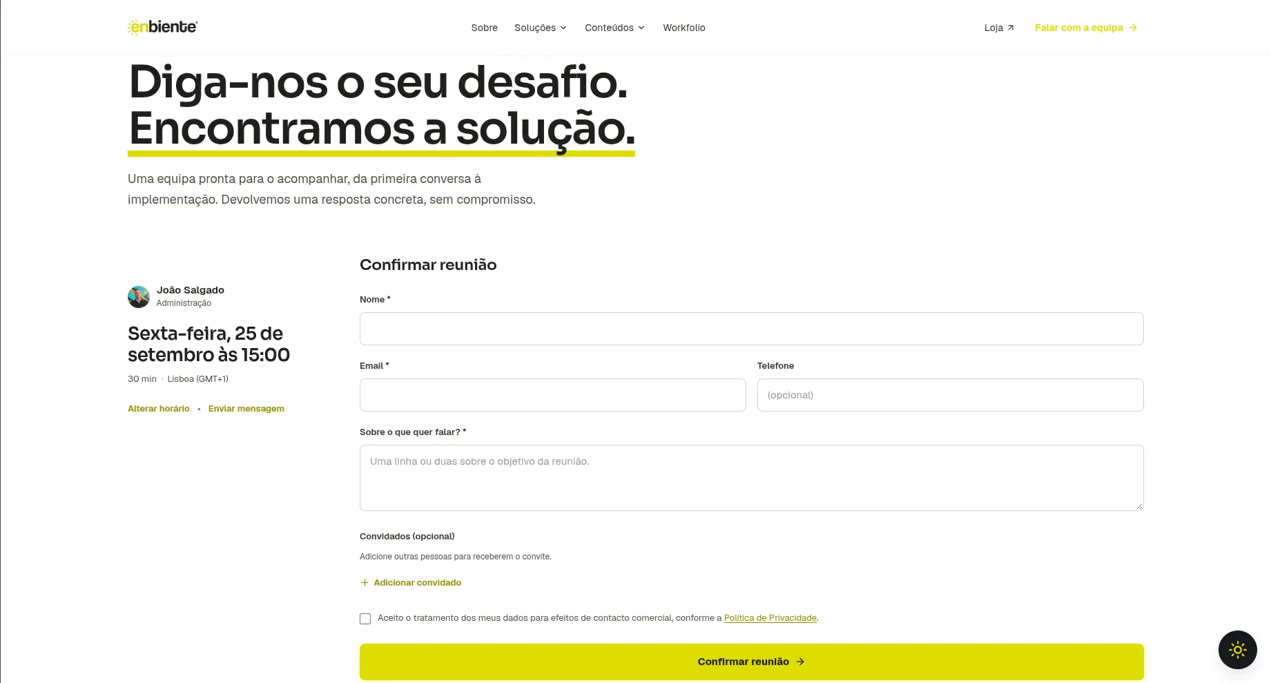 A página de contacto da Enbiente: o título «Diga-nos o seu desafio. Encontramos a solução.» e, por baixo, o agendamento de reunião integrado na página, com a fotografia e o nome de quem vai receber a chamada, a data e hora escolhidas, a duração e o fuso horário, e o formulário de confirmação com nome, email, telefone, assunto e convidados.