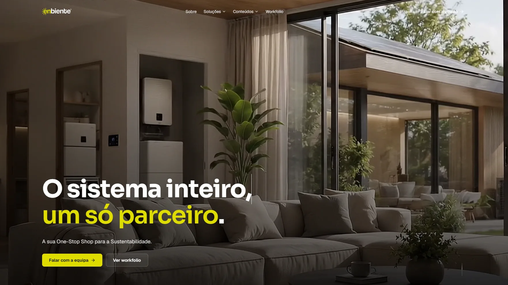 Página inicial do site da Enbiente: uma sala de estar com o equipamento de climatização e armazenamento no corredor ao fundo e o jardim através das portas envidraçadas, com o título «O sistema inteiro, um só parceiro.» sobre a imagem.